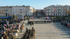 żołnierze na placu Wolności