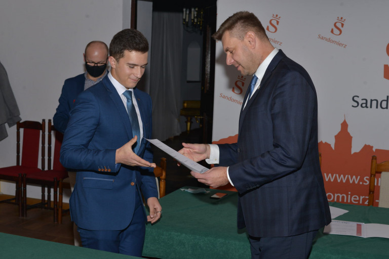 21. Burmistrz Sandomierza Oraz Przewodniczący Rady Miasta Wręczają Dyplomu Dla Młodych Radnych