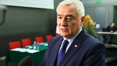 Andrzej Bętkowski, marszałek województwa udziela wywiadu przed konferencją