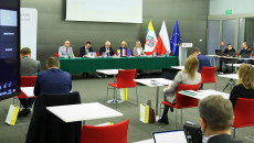 Marszałek województwa oraz Renata Janik, wicemarszałek siedzą wraz z dyrektorami Departamentu Rozwoju Regionalnego i Funduszy Europejskich.
