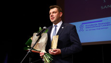 Burmistrz Sandomierza Odbiera Statuetkę Za 1 Miejsce.