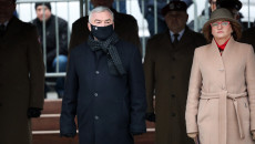 Marszałek Andrzej Bętkowski oraz poseł Agata Wojtyszek na uroczystości złożenia przysięgi przez żołnierzy ŚBOT
