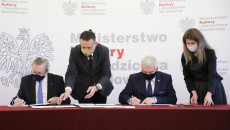 Minister I Marszałek Podpisują Aneks