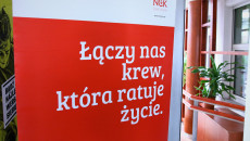 Napis Promujący Akcję Oddawania Krwi Na Czerwonym Tle.