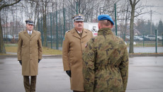 Prowadzący Uroczystość Składa Meldunek Generałowi Ostrowskiemu