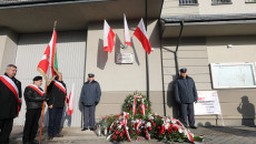 Ściana Kieleckiego Aresztu Śledczego Na Piaskach, Na Niej Tablica PamiĄtkowa. Przed ŚcianĄ MĘŻczyŹni Ze Sztandarem