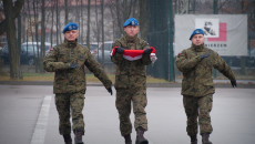 Trzech żołnieży W Niebieskich Beretach Niesie Złożoną Flagę Państwową