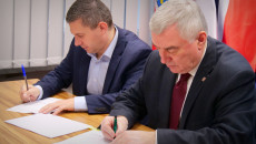 Marszałek Andrzej Bętkowski (z Prawej) I Prezes Marcin Piętak Podpisują Umowę