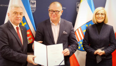 Marszałek Andzej Bętkowski I Wicemarszałek Renata Janik Wręczają Zaproszenie Do Prac W Zespole (2)