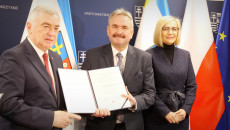 Marszałek Andzej Bętkowski I Wicemarszałek Renata Janik Wręczają Zaproszenie Do Prac W Zespole (5)