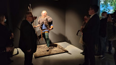 Odwiedzający Muzeum Oglądają Postać Dawnego łowczego, Element Wystawy Tematycznej