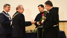 Przekazanie Gratulacji I Odznaki Dla Ojców Franciszkanów Z Klasztoru W Chęcinach