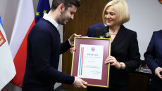 Wicemarszałek Renata Janik wręcza dyplom młodemu mężczyźnie