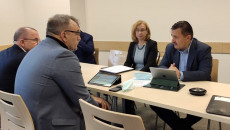 Przewodniczący Waldemar Wrona Siedzi Obok Dyrektor Deprtamentu Zdrowia.