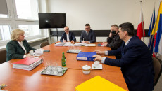 Obrady komisji stypendialnej z udziałem członka Zarządu Województwa Tomasza Jamki