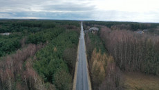 Widok na wyremontowany odcinek drogi z góry