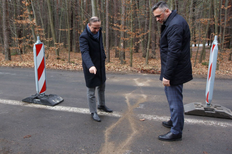 Tomasz Jamka, członek Zarządu Województwa Świętokrzyskiego oraz Piotr Kisiel, Dyrektor Departamentu Edukacji, Sportu, Turystyki i Spraw Zagranicznych oglądają zamontowane pętle indukcyjne do zliczania rowerzystów