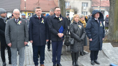 Grupa ludzi stoi na placu, wśród nich wicemarszałek Marek Bogusławski