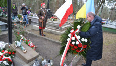 Marek Bogusławski składa wieniec na powstańczym grobie