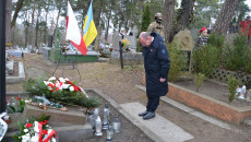 Marek Bogusławski stoi przy powstańczym grobie