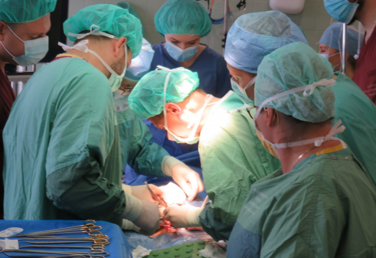 Lekarze Pochyleni Nad Stołem Operacyjnym Podczas Wykonywania Zabiegu