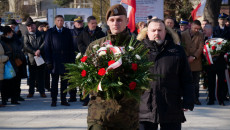 Mariusz Bodo Wraz Z żołnierzem Podczas Złożenia Wiązanki Kwiatów