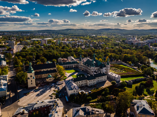 Muzeum Narodowe Kielce I Widok Na Góry Świętokrzyskie