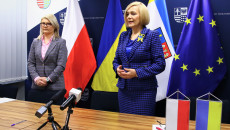 Podpisanie Umów (od Lewej) Dyrektor Europejskiego Funduszu Społecznego Katarzyna Kubicka Oraz Wicemarszałek Renata Janik.