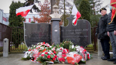 Pomnik Majora Gądzia Kosa, Przed Nim Leżą Wiązanki Kwiatów