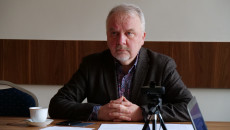 Przewodniczacy Grzegorz Banaś Sprawdza Quorum Przed Głosowaniem.