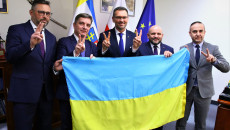 Zdjęcie Z Ukraińską Flagą Jako Gest Wsparcia