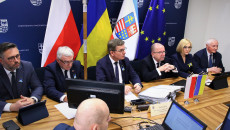 Stół Prezydialny I Uczestniczący W Obradach Członkowie Zarządu Województwa, I Przewodniczący Sejmiku