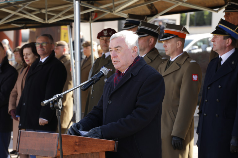 Marszałek Andrzej Bętkowski przemawia do mikrofonu na rynku w Chęcinach.