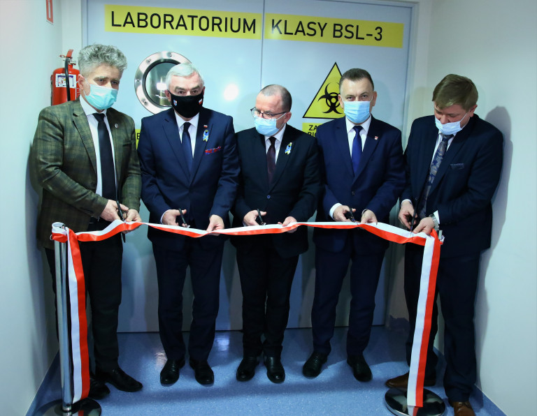 Wstęgę w laboratorium przecinają Krzysztof Słoń, Andrzej Bętkowski, Marek Bogusławski, Robert Jaworski i Marcin Zawierucha