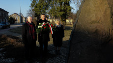 Z udziałem marszałka Andrzeja Bętkowskiego delegacja składa kwiaty przed pomnikiem