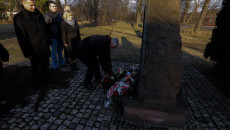 Marszałek Andrzej Bętkowski składa kwiaty przed pominiem