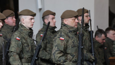Kilku mężczyzn w mundurach, z bronią długą na ramieniu
