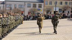 Piotr Hałys, dowódca 10. Świętokrzyskiej Brygady Obrony Terytorialnej maszeruje przed żołnierzami WOT