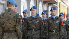 Grupa żołnierzy w mundurach i niebieskich beretach, przed nimi stoi dowódca