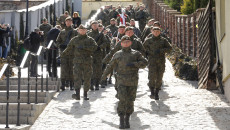 Na rynku w Chęcinach maszeruje 10. Świętokrzyska Brygada Obrony Terytorialnej