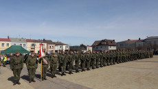Żołnierze WOT stoją w szeregu na rynku w Chęcinach