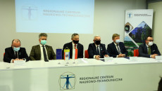 Za stołem ustawionym w RCNT siedzą Marek Bogusławski, Krzysztof Słoń, wojewoda Zbigniew Koniusz, Andrzej Bętkowski i Marcin Zawierucha