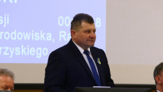 Radny artur Konarski prowadzi posiedzenie komisji.