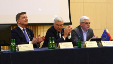 Marszałek Andrzej Bętkowski i Andrzej Pruś klaszczą prelegentom.z