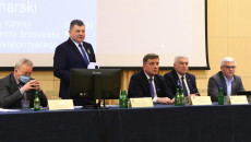 Przewodniczący Artur Konarski wita komisarza Europejskiego ds rolnictwa.