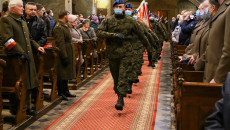 Grupa żołnierzy Maszeruje Przez Nawę Główną Kieleckiej Katedry