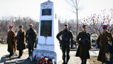 Pomnik żołnierzy Armii Krajowej, Narodowych Sił Zbrojnych Oraz Zrzeszenia Wolność I Niezawisłość Na Cmentarzu Kielce Piaski