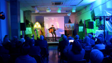 Sala W Muzeum Imienia Przypkowskich Wypełniona Widzami. Na Scenie Z Gitarą Siedzi Tomasz Wachnowski