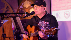 Tomasz Wachnowski Na Scenie Wykonuje Utwór