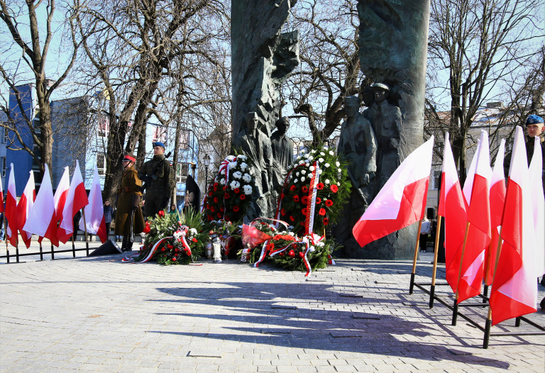 Warta Honorowa Przed Pomnikiem Armii Krajowej Na Skwerze Stefana Żeromskiego W Kielcach